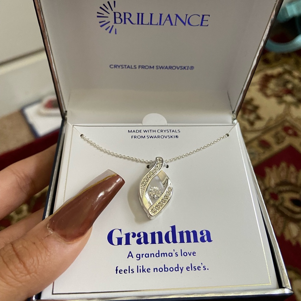 New and never used crystal necklace! Great gift!